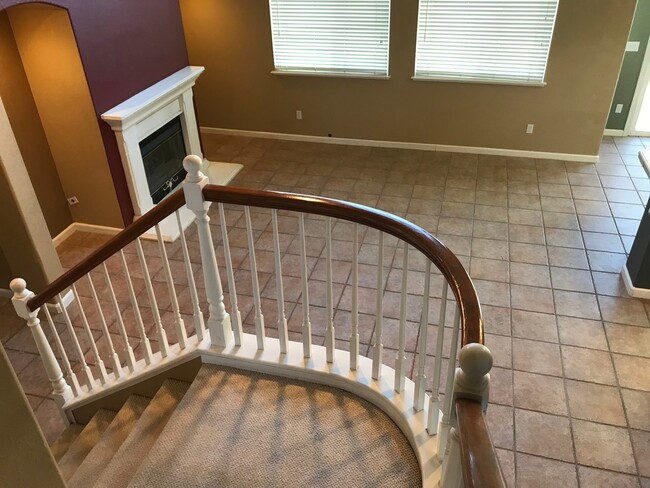 Building Photo - Beautiful 6 bedroom 3 Bathroom Manteca Home