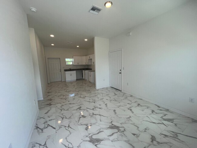 Building Photo - LOCATION LOCATION LOCATION-BRAND NEW 2 BED...