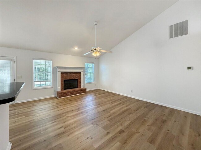Building Photo - 3385 Stoneleigh Run Dr NE