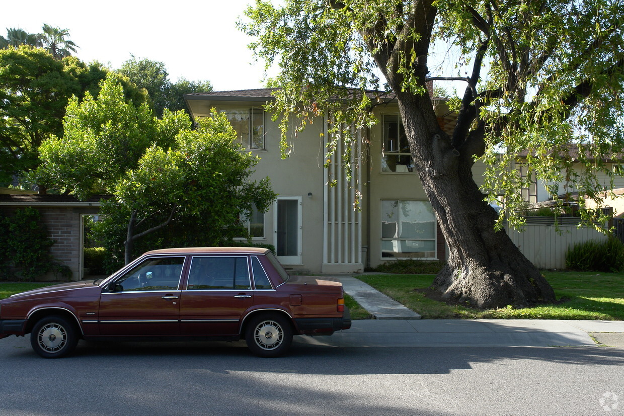 Building Photo - 353 Waverley St