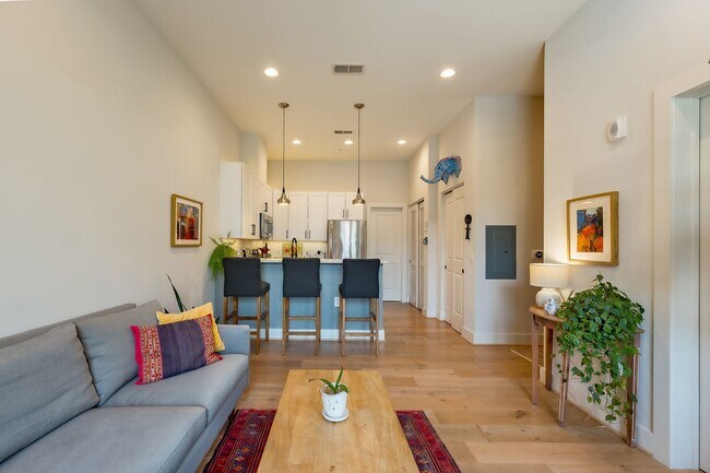 Building Photo - Contemporary 1BR 1BA Petworth Condo is a F...