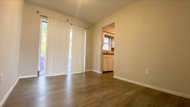 Building Photo - 203 Country Villa Ln