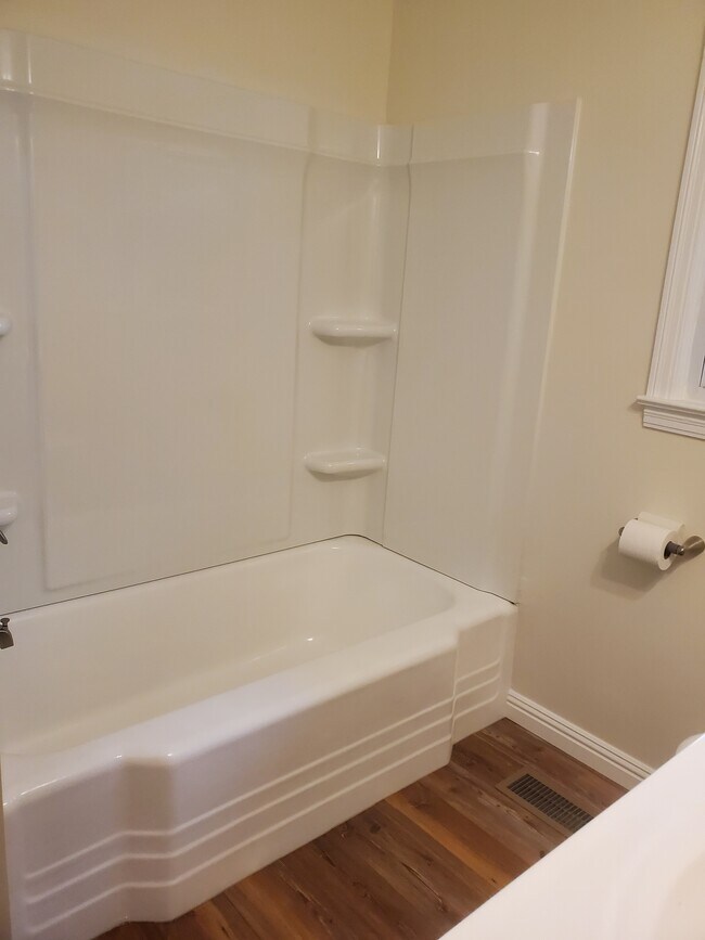 Hall Bath - 410 Sunset Ave