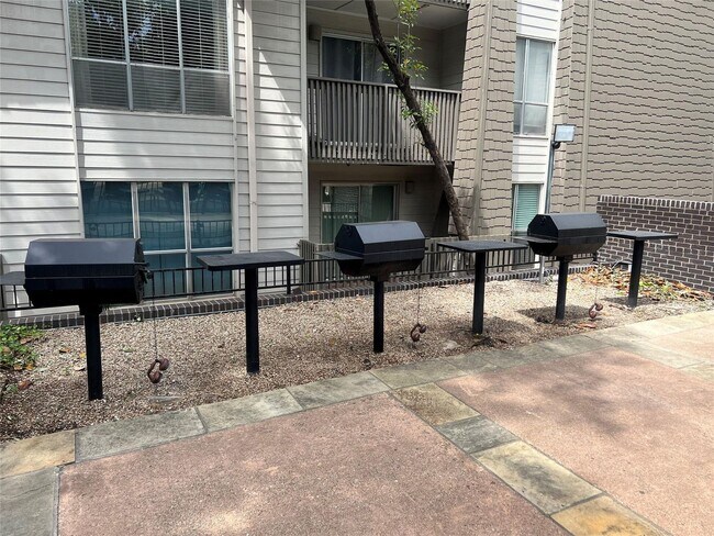 Building Photo - Great Oak Lawn Location!