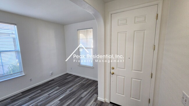 Foto del edificio - Spacious home in North Natomas. Easy acces...