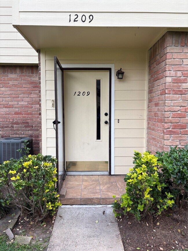 Foto del edificio - 14515 Wunderlich Dr