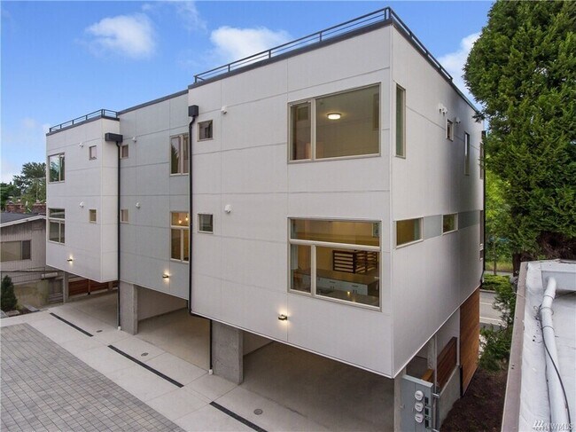 Foto del edificio - 5048 Sand Point Way NE