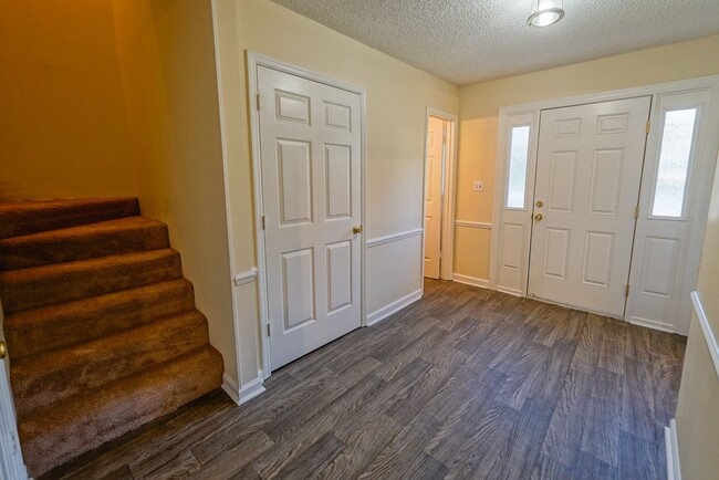 Building Photo - Super Cute 3 bedroom 3 bathroom townhome o...