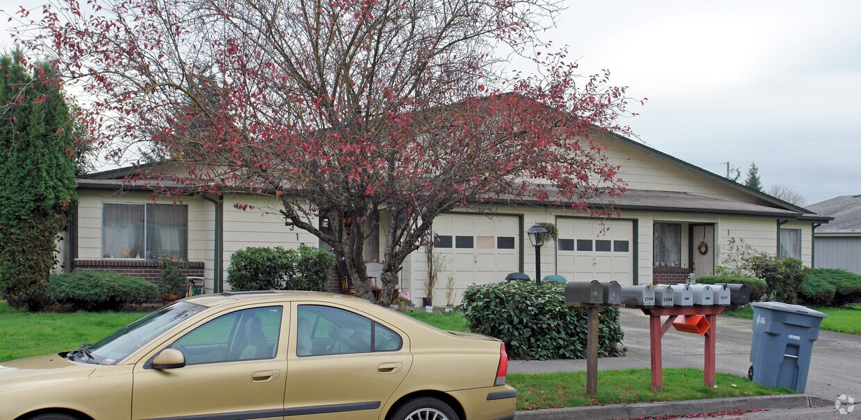 Building Photo - 1310-1312 12th Ave NW