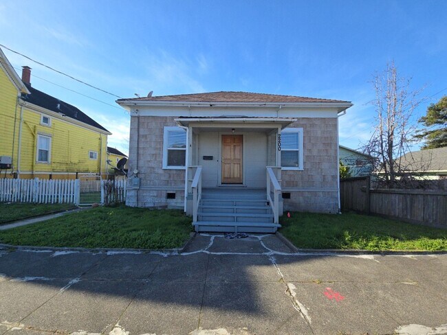 Foto del edificio - 3BR Eureka home offers remodeled interior, large yard and outbuildings!