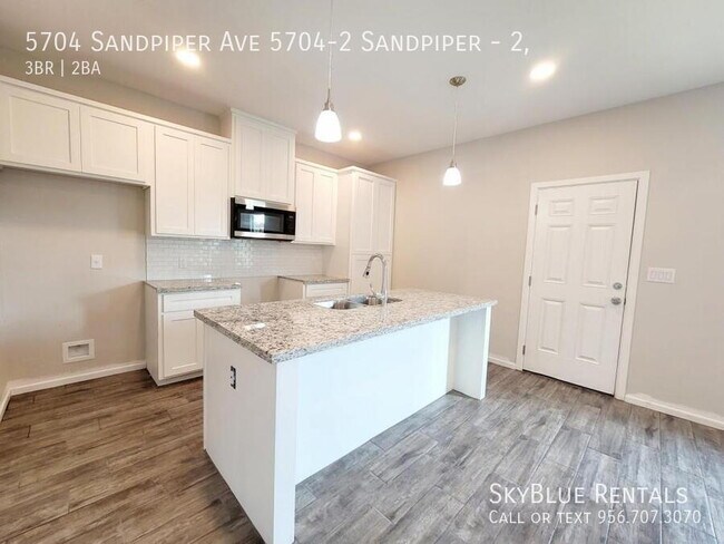 Foto del edificio - 5704 Sandpiper Ave