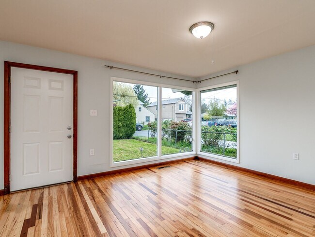 Building Photo - Great 3 BR House with Large Yard and Garage