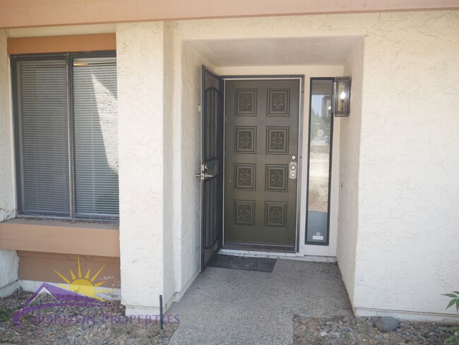 Building Photo - Bright 3 Bed 2 Bath 1,579 sqft Larchmont S...