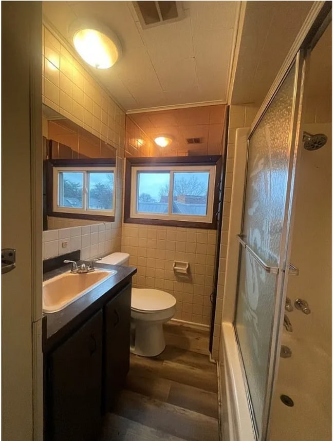 Full bathroom - 407 Park Ave