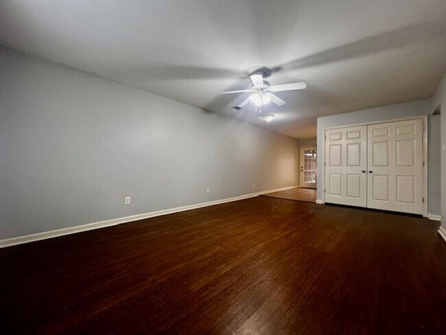 Foto del edificio - 219 E Maple St