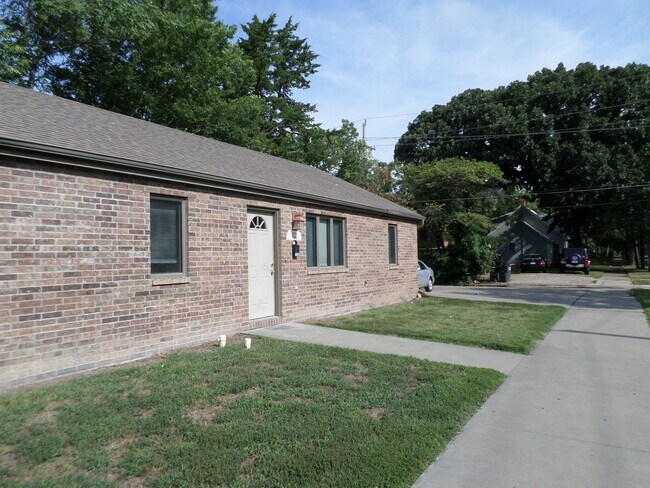 Building Photo - 4 bedroom one block from campus
