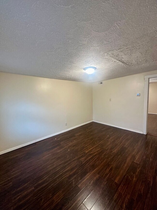 Foto del edificio - Pre-Leasing Now for Fall Semester 2026