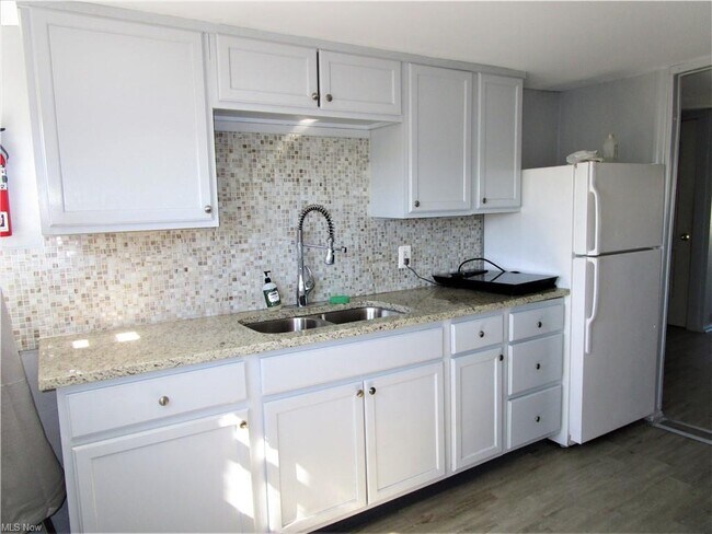 Foto del edificio - 3227 E Overlook Rd