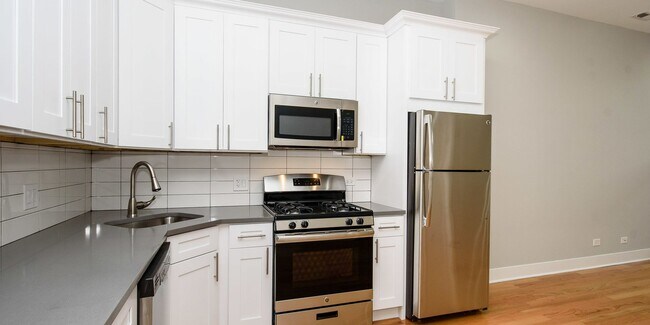 Building Photo - Very Spacious, Top Floor 1bd/1bth Ukrainian Village, Available Now!
