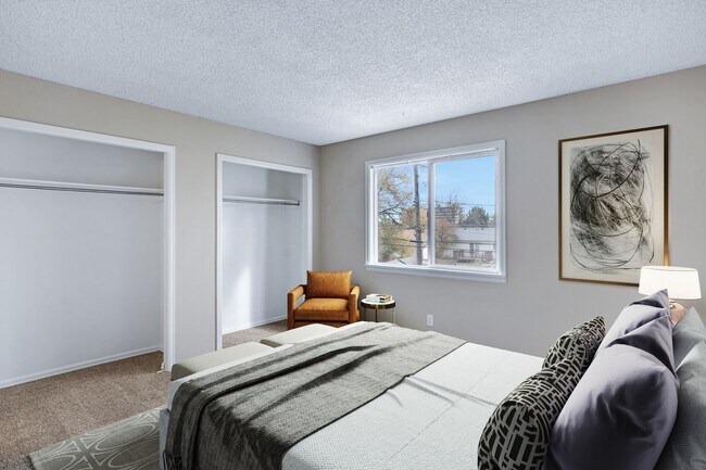 Foto del edificio - Pet Friendly 2 Bedroom Townhome located close to downtown Colorado Springs