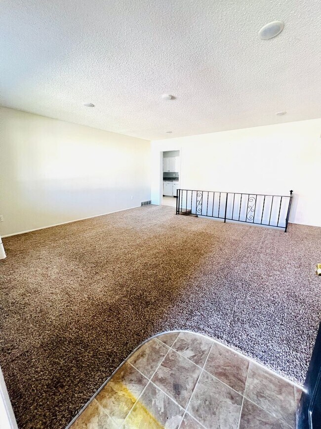 Foto del edificio - Beautiful 4 Bedroom 3-Bathroom Home