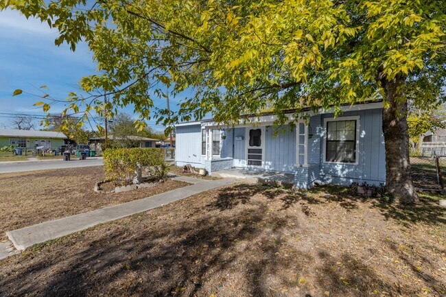 Foto del edificio - 875 Plainview Dr