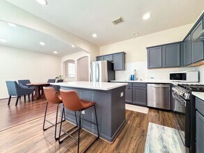 Building Photo - 3923 Calgary Cir