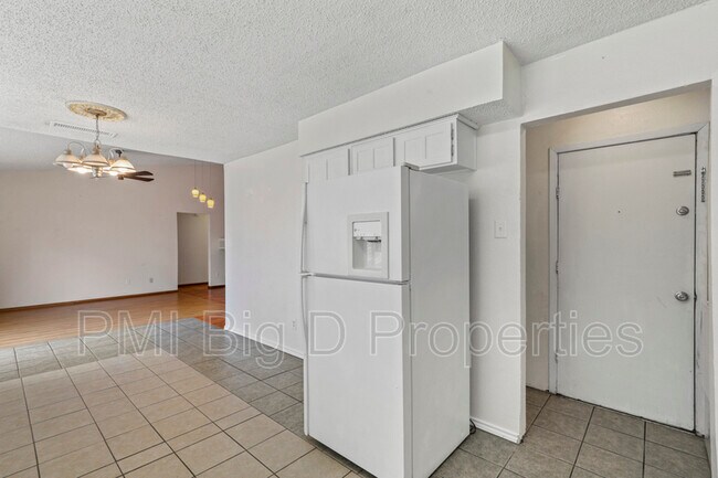 Building Photo - 512 Via Avenida