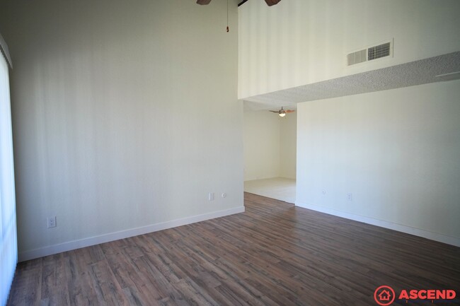 Building Photo - Cute Apartment Located in the Southwest!