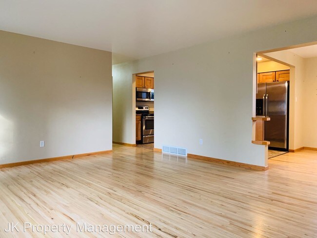 Building Photo - 5 br, 2 bath House - 733 Riverview Dr E