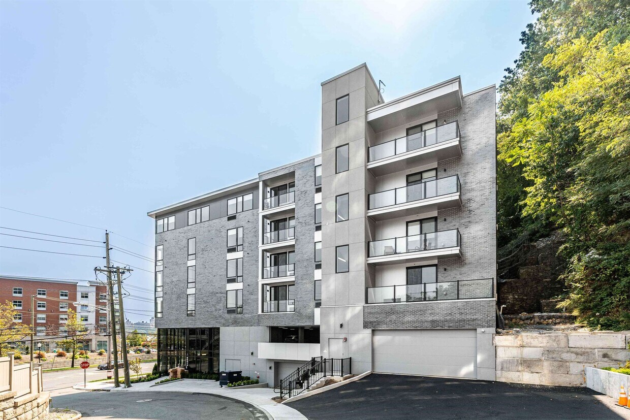 Foto principal - 8621 River Rd