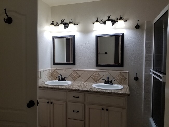 Bathroom Double sinks - 5325 Surfrider Way