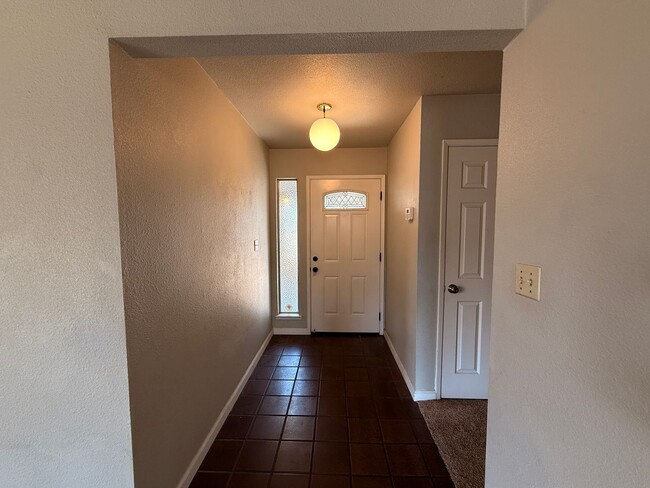 Foto del edificio - 3 bedroom & 2 bath home home located on a ...
