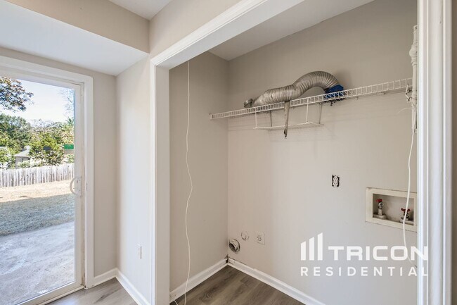 Foto del edificio - 9022 Jaldena Dr