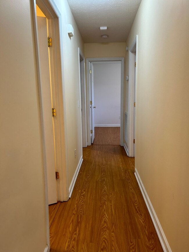 Foto del edificio - Charming 3 Bed, 2 Bath, Oversize Garage, S...