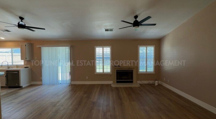 Building Photo - Home Sweet Home in Hanford! Available Now!