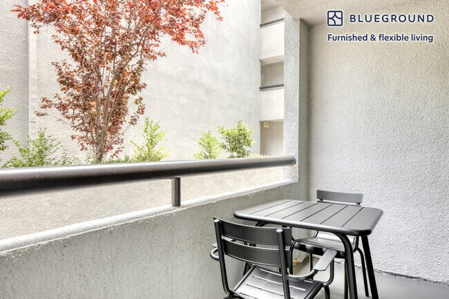 Foto del edificio - 250 S San Fernando Blvd