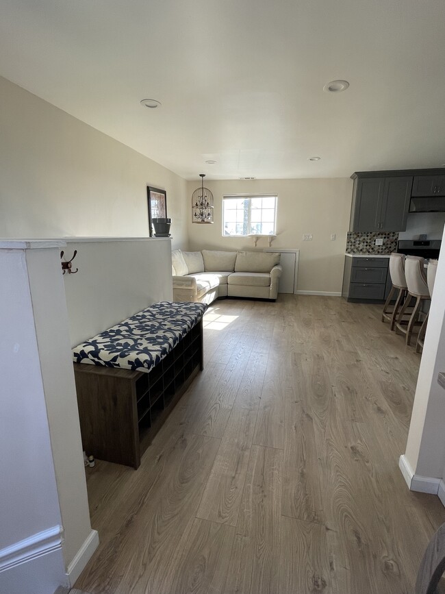Entry way with shoe bench included - 846 32nd St