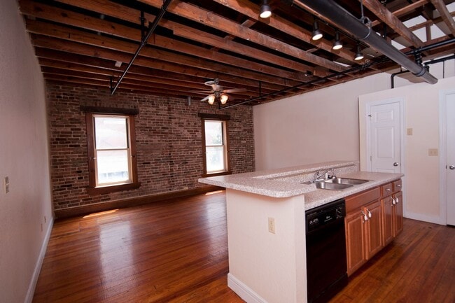 Building Photo - Market Olive 204