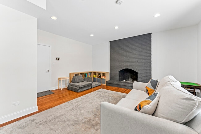 Building Photo - 1213 Selwyn Ln