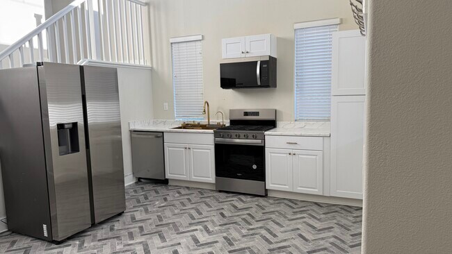 Foto del edificio - 829 Bamboo Dr