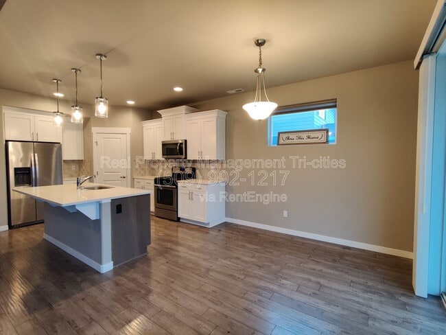 Building Photo - 8817 Grandview Dr