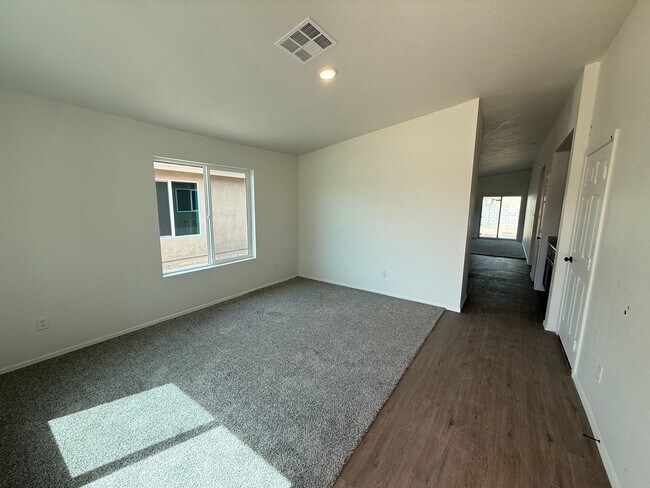Foto del edificio - BRAND NEW 4 Bedroom in Desert Sands!