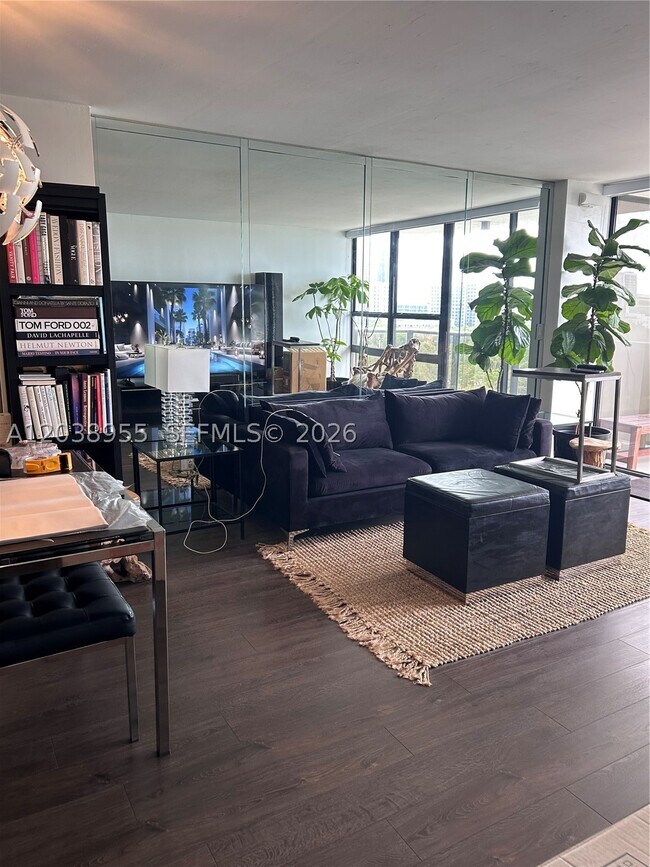 Foto del edificio - 600 NE 36th St