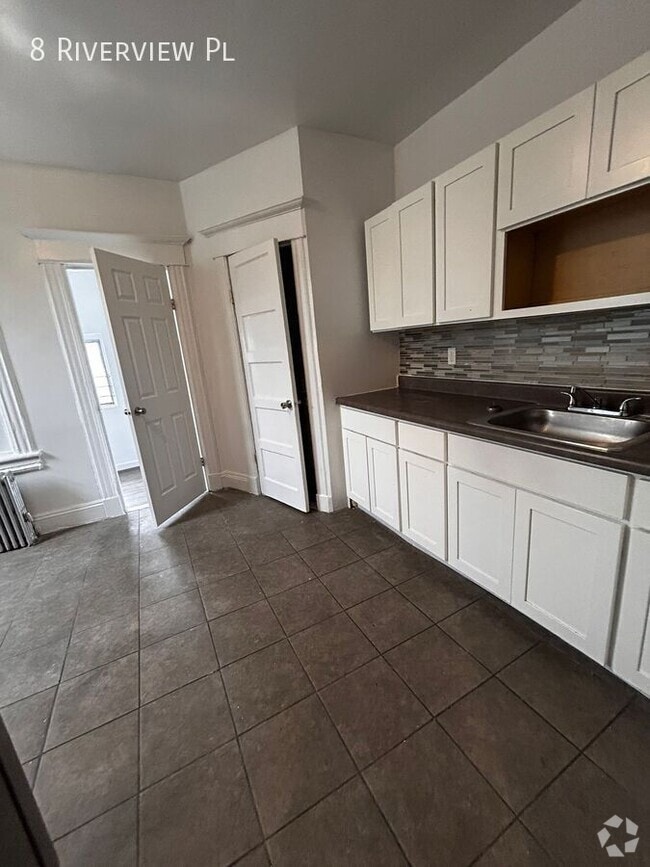 Building Photo - 8 Riverview Pl