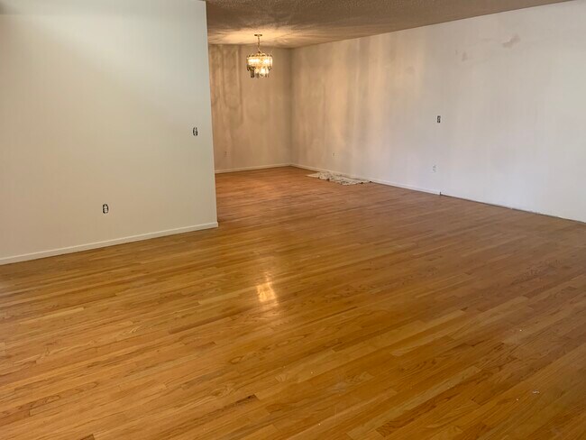 Building Photo - 12952 Ratner St