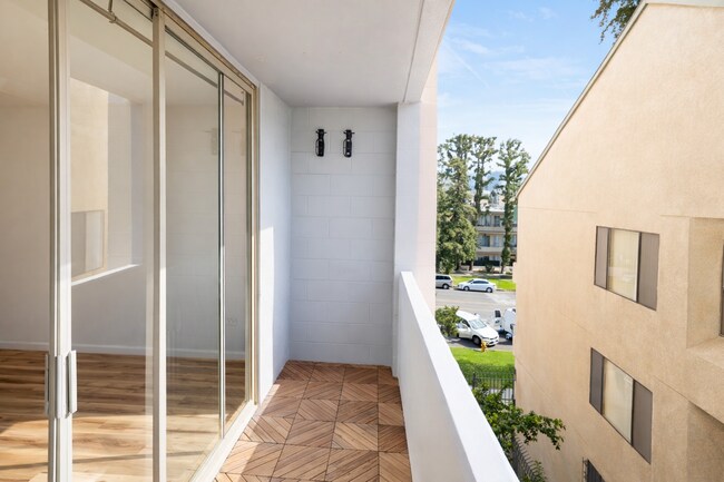 Building Photo - 421 S La Fayette Park Pl