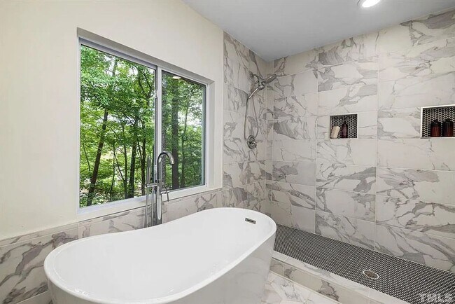 Foto del edificio - Room in 5 Bedroom Home at Parktree Cir