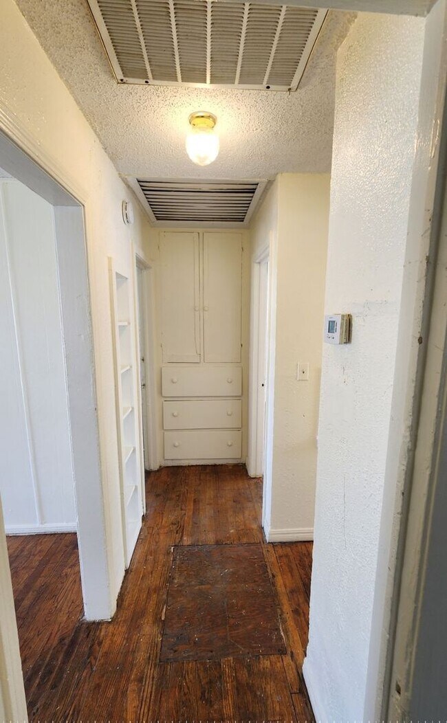 Foto del edificio - 2 bed 1 bath with laundry room