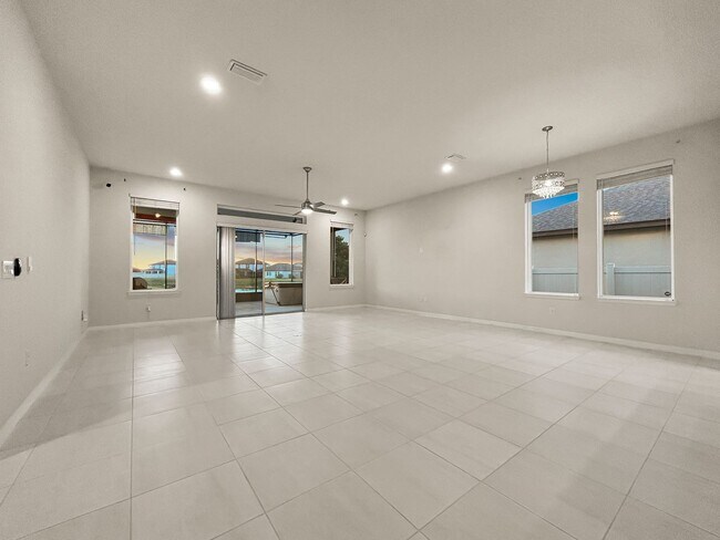 Foto del edificio - $1,500 OFF on Your 2nd Month’s Rent! Riverview Gem – 4BR/2BA Home with Screened-In Hot Tub & Solar!!